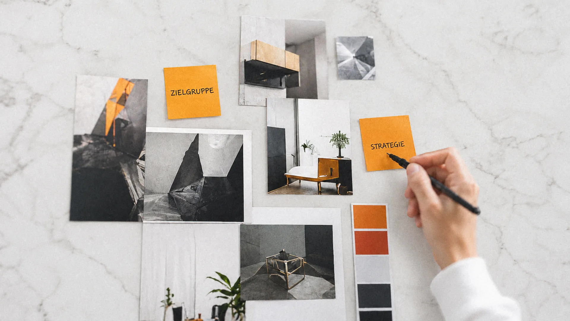 Moodboard mit Zielgruppen- und Strategie-Notizen als Grundlage für die Content-Strategie von Wieausgefuchst